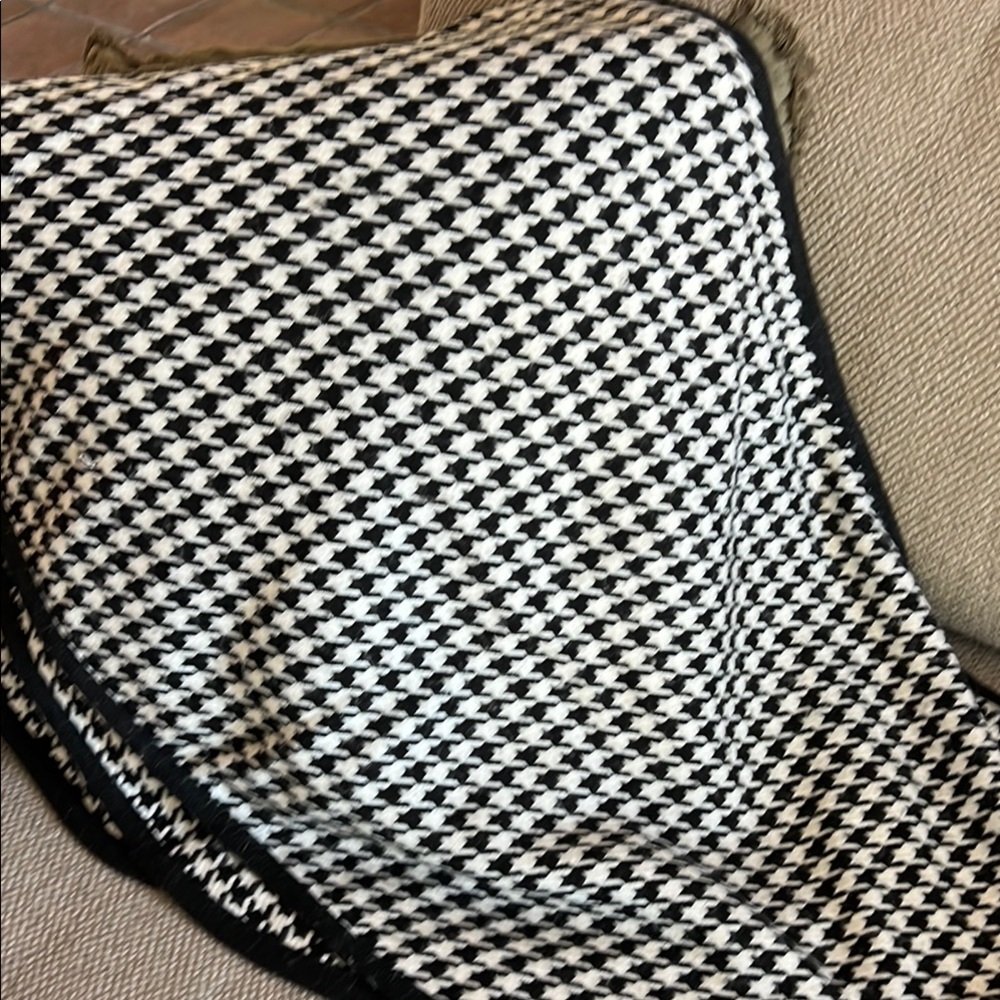 Chic Houndstooth women’s wrap
